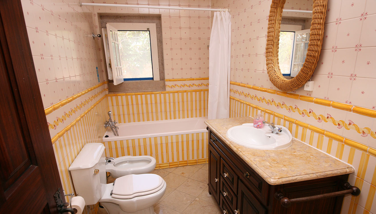 one of the courtyard villas - barhroom